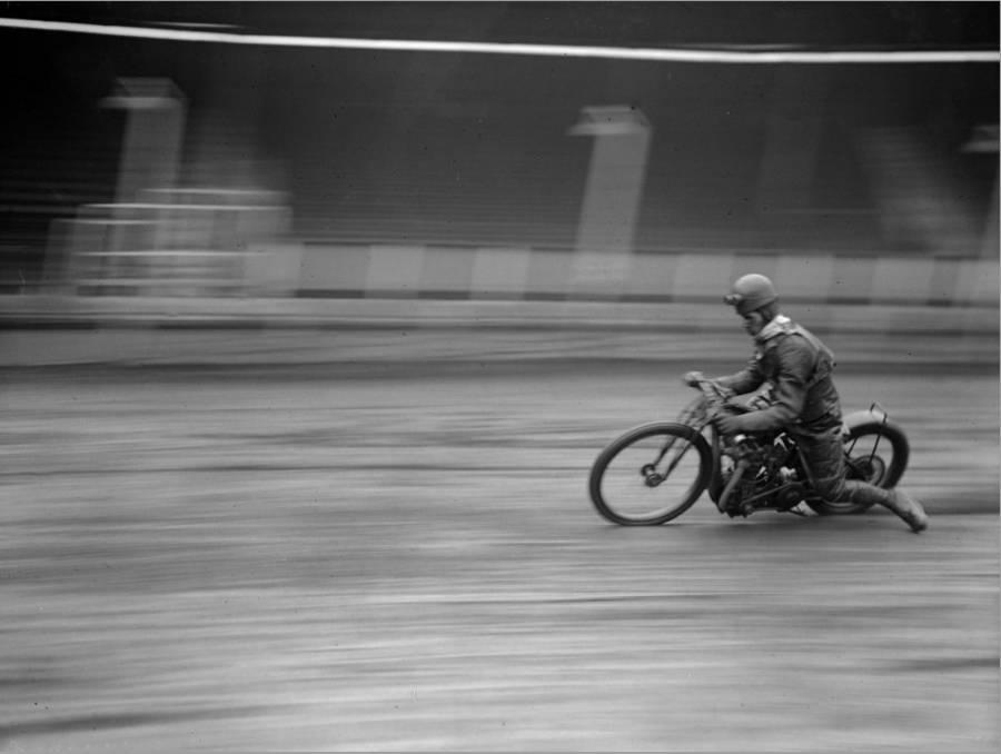dirt-track-racer_u-l-pdfew4o1zln.jpg