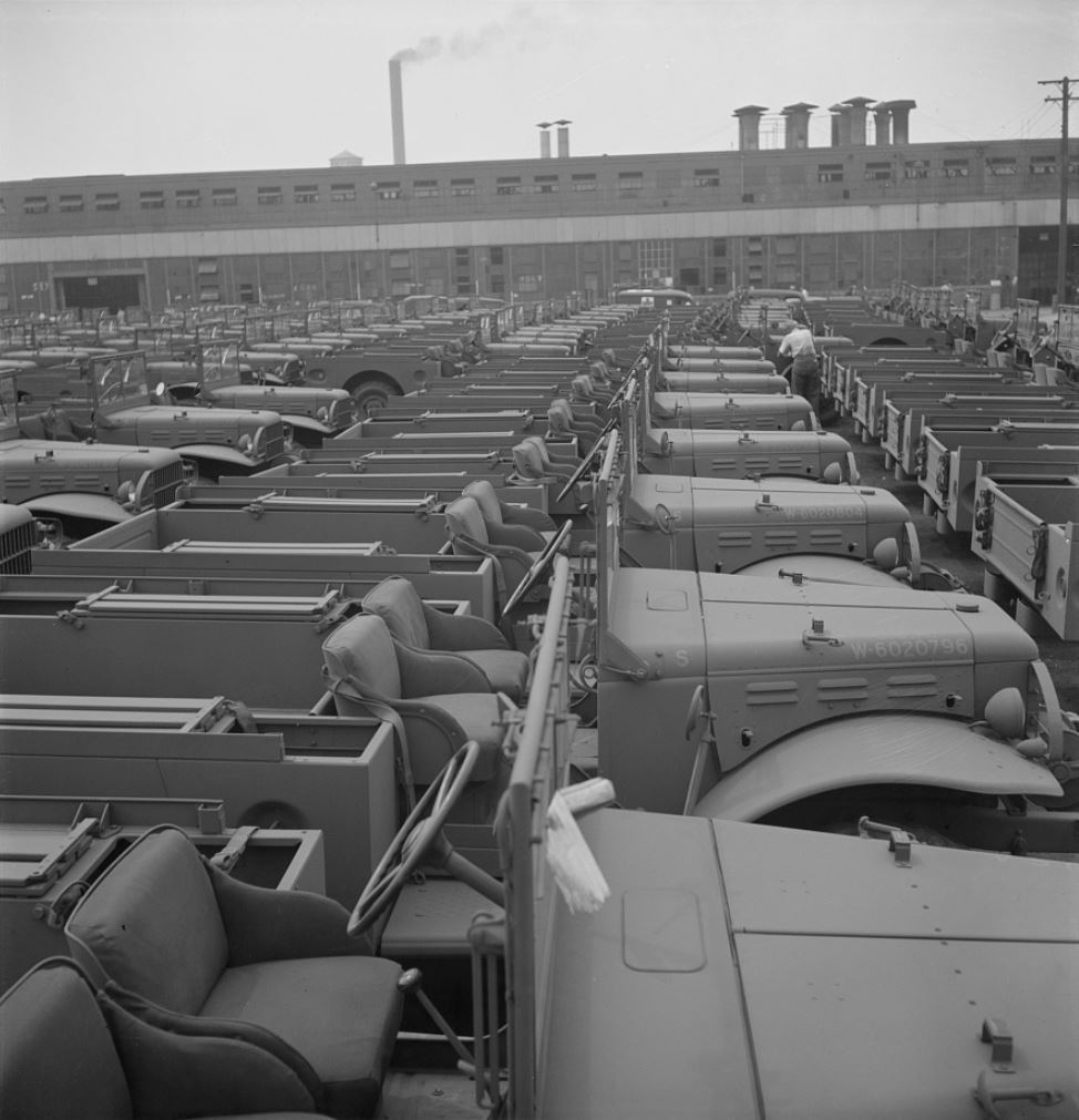 Dodge army trucks, Detroit, Michigan, 1942b.jpg