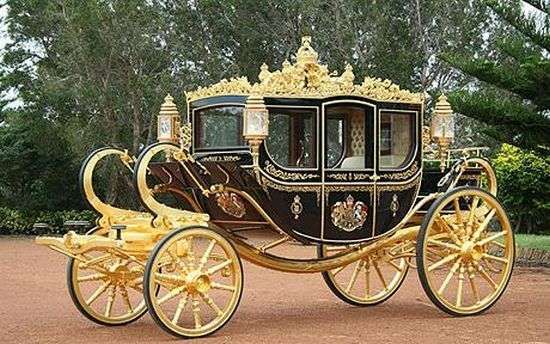e7391f80a7457c173d862a50d9724eb8--golden-crown-horse-carriage.jpg