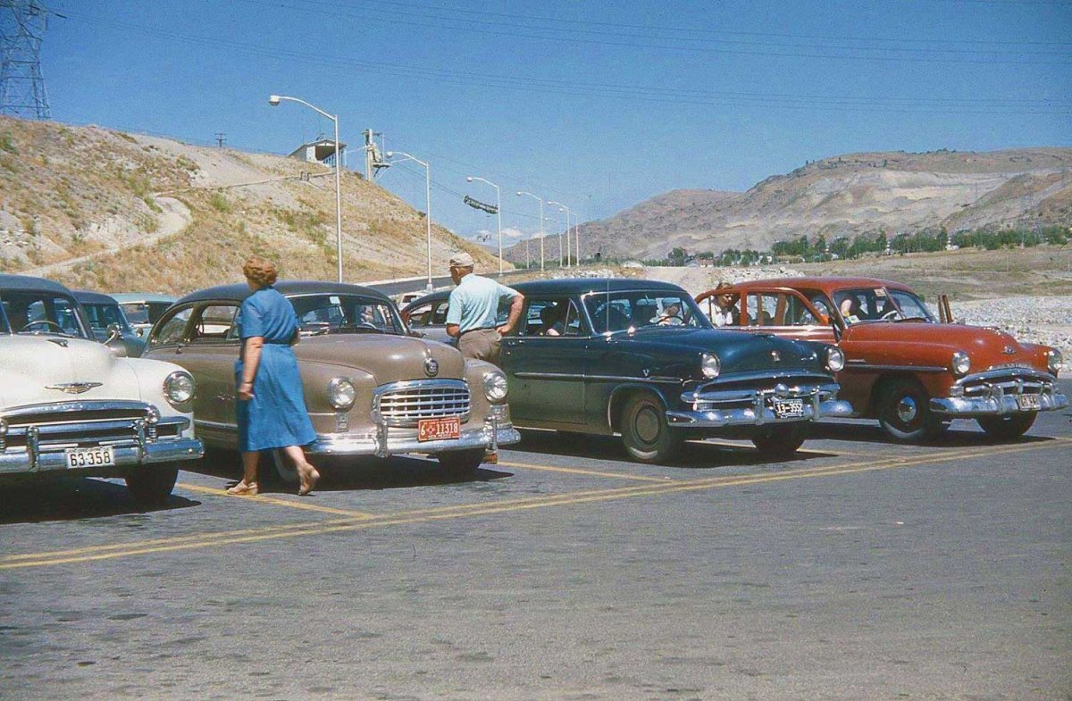 Early-1950s-Cars-at-a-Tourist-Attraction.jpg