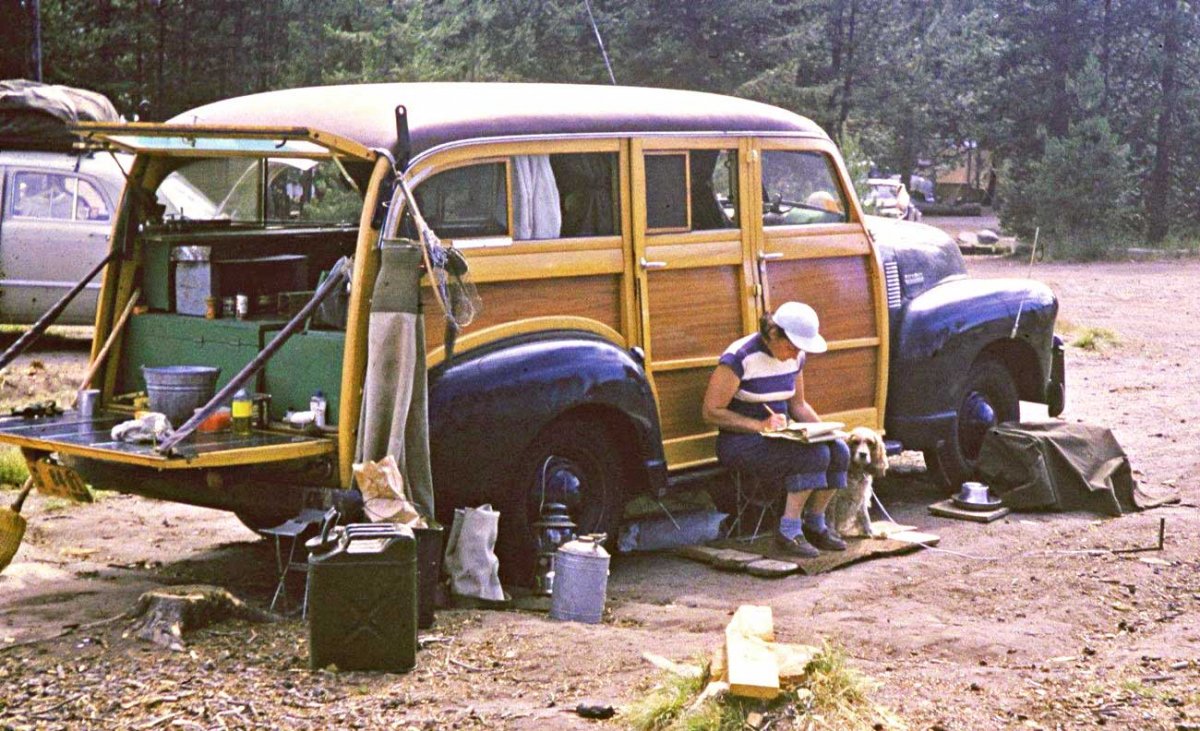 Early-1950s-Chevrolet-Suburban-Woodie.jpg