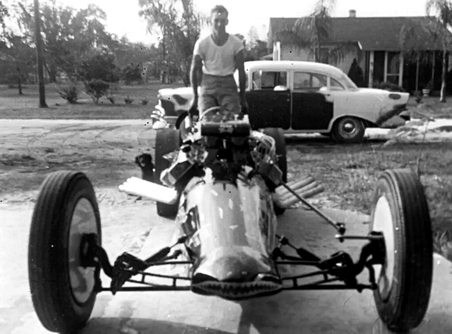 EG 26 after race in Cordova 1957.jpg