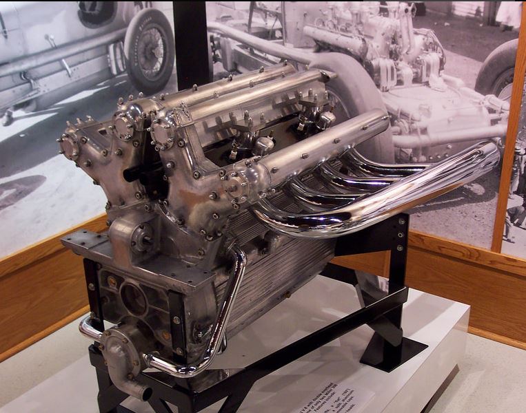 engine miller 4 cam v8.JPG