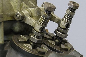 Engine-ohc-desmo-6-300x600.jpg
