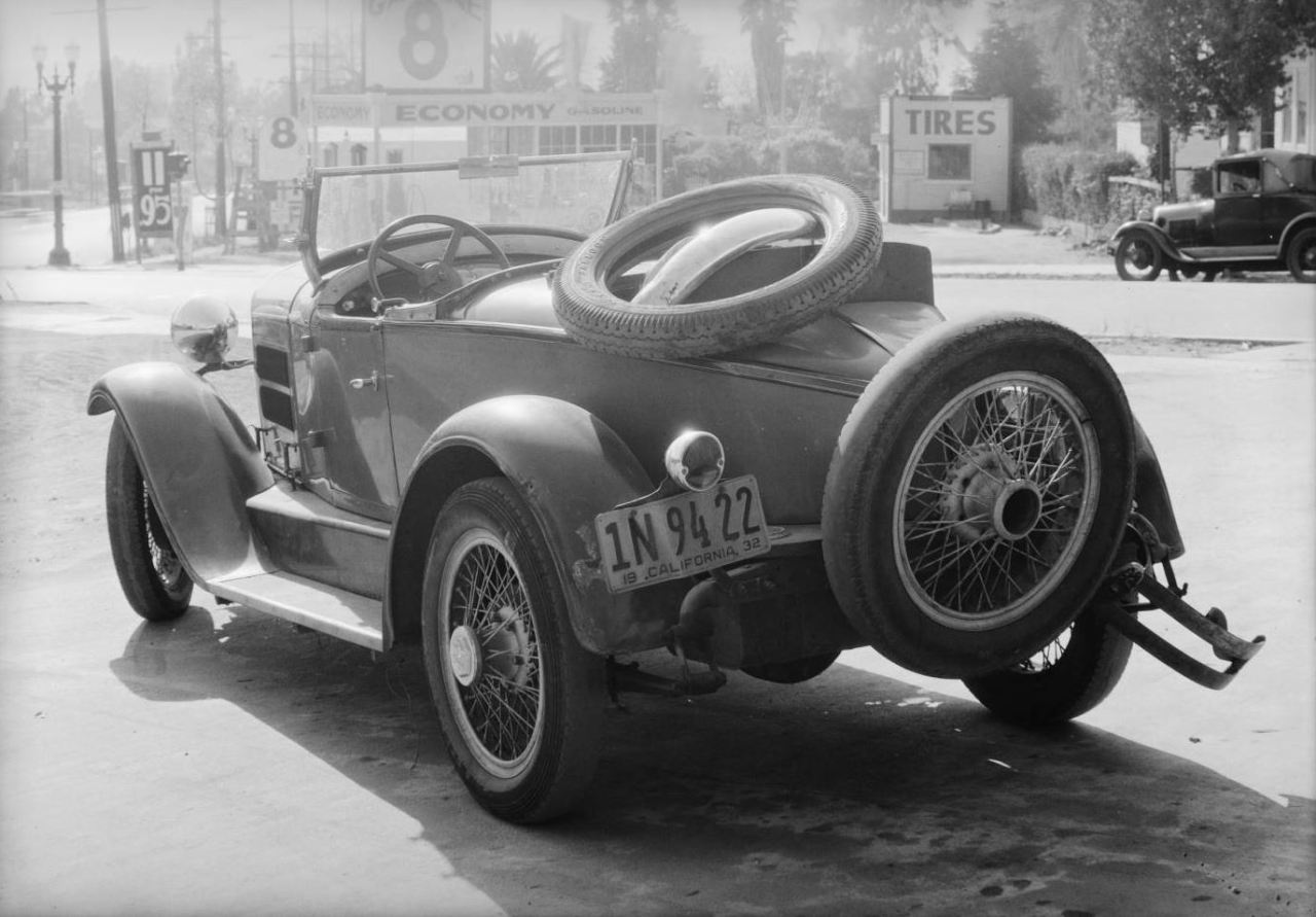 Essex Rolster after an accident, Los Angeles, 1932 bbb.jpg