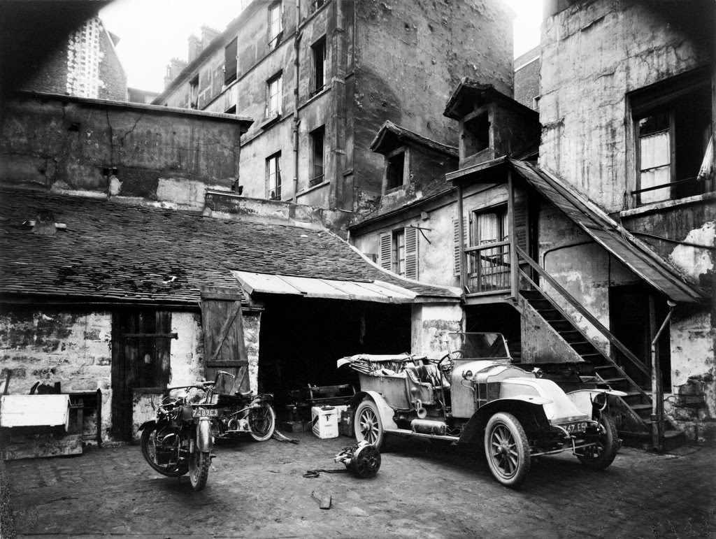 Eugène Atget - Cour 7, rue de Valencia.jpg