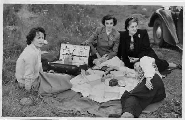 Family Picnic 1940.jpg