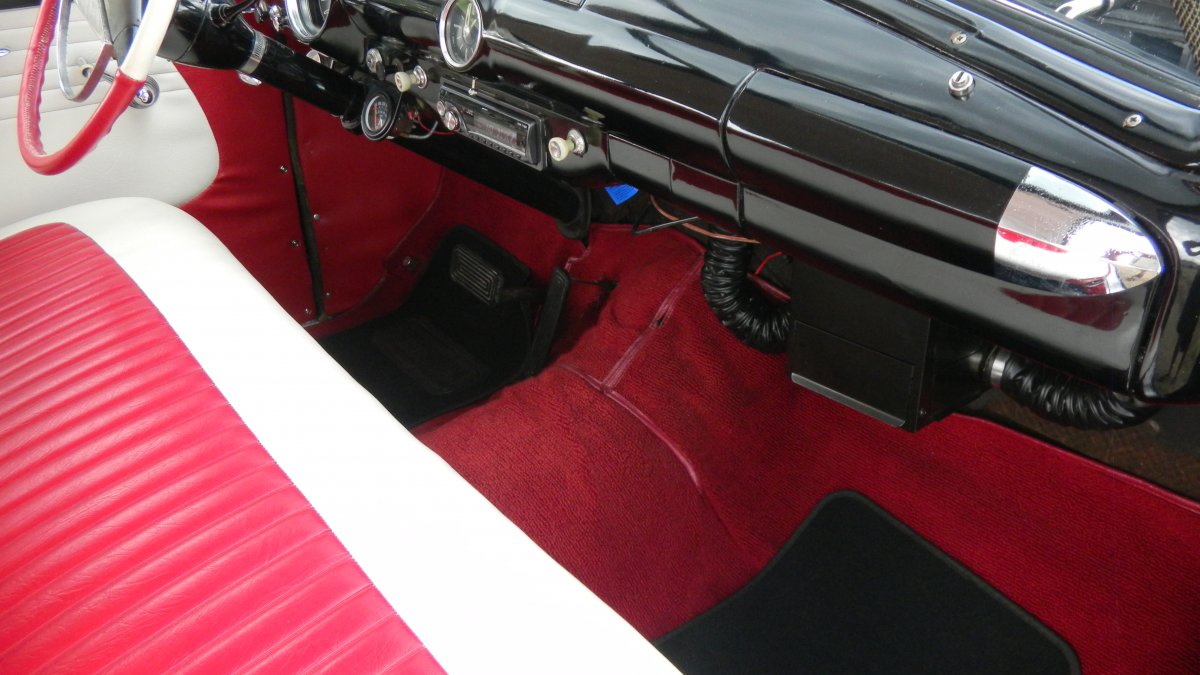 Front carpet right.JPG