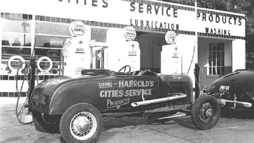 gas station 1940 Cities Servive w-race car.jpg