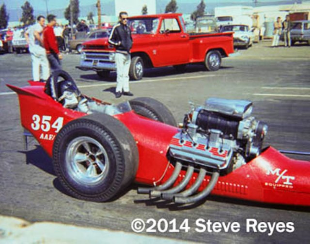 Gerry Steiner driving Tom Prufer\'s \'POWER KING\' AA-FD @ Fremont in \'64 (by Steve Reyes).JPG.jpg