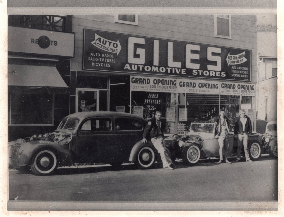 Giles grand opening 1957.jpg