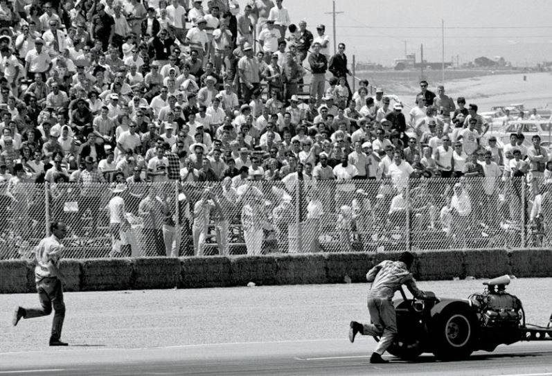 Gordon Collett Chey dragster with driver pushing to finish line after breakage.JPG