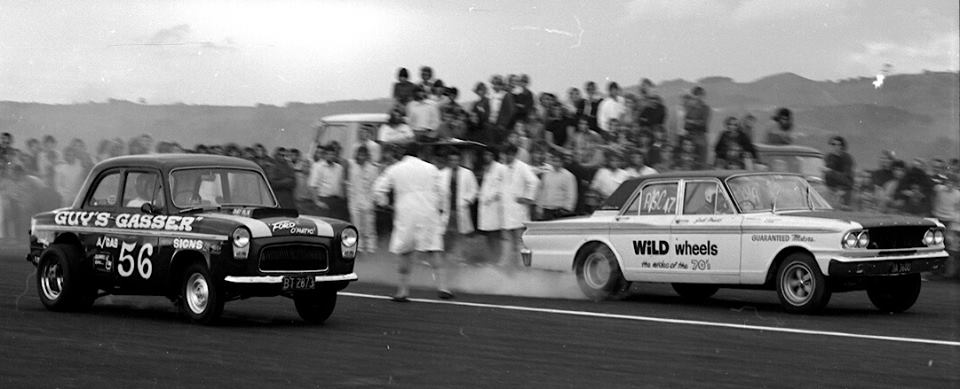 Guy Lim in the little V8 propelled Prefect versus Colin Prast in the 427 powered Fairlane..jpg