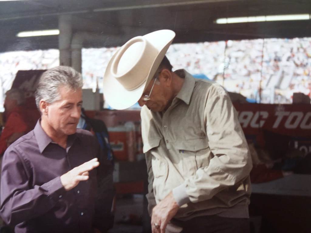 Henry Dana & Smokey Yunick figuring out a setup for Daytona.jpg