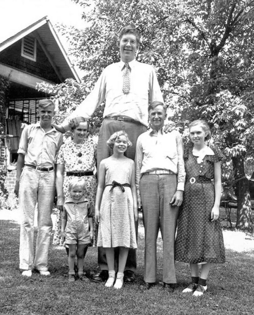 Historic-Photos-robert wadlow 1935.jpeg