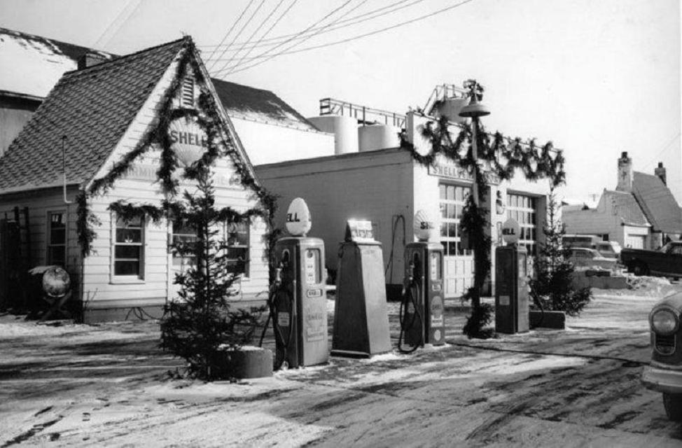 holiday Christmas car gas station 1949 Shell Christmas decorations.jpg