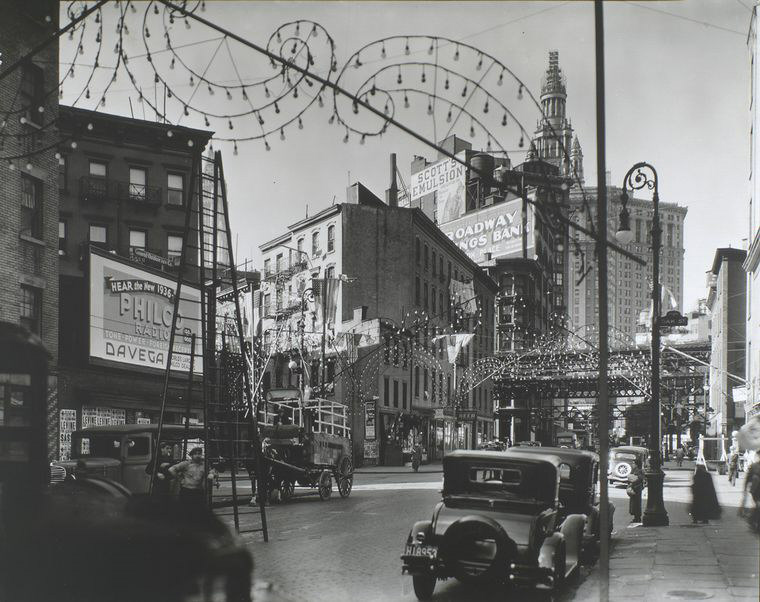 holiday Christmas street scene 1930 NYC Christmas decorations.jpg