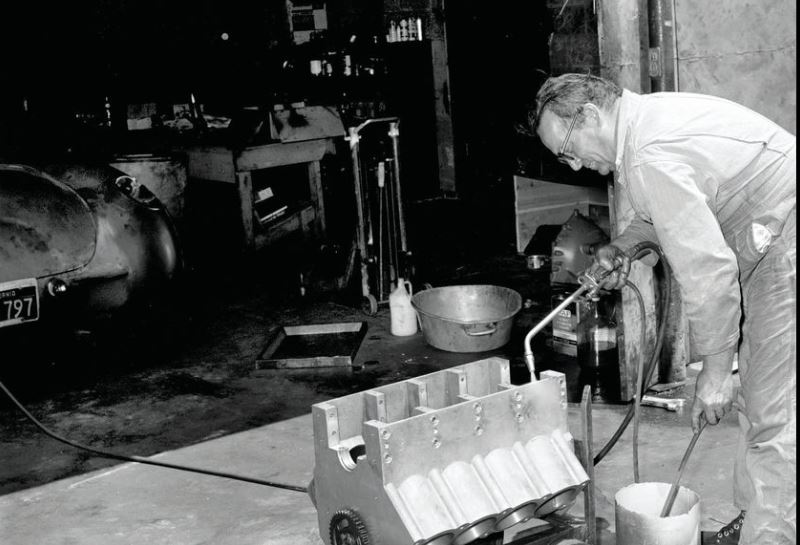 Howard Johansen Aluminum engine with Vette in garage.JPG