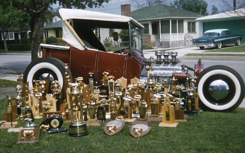 hrdp_0809_04_z+tv_tommy_ivo+buick_t_roadster[1].jpg