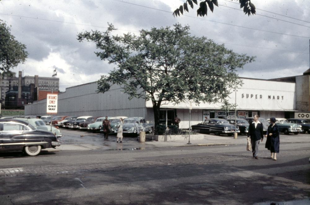 Hyde Park co-op, Chicago, 1956.jpg