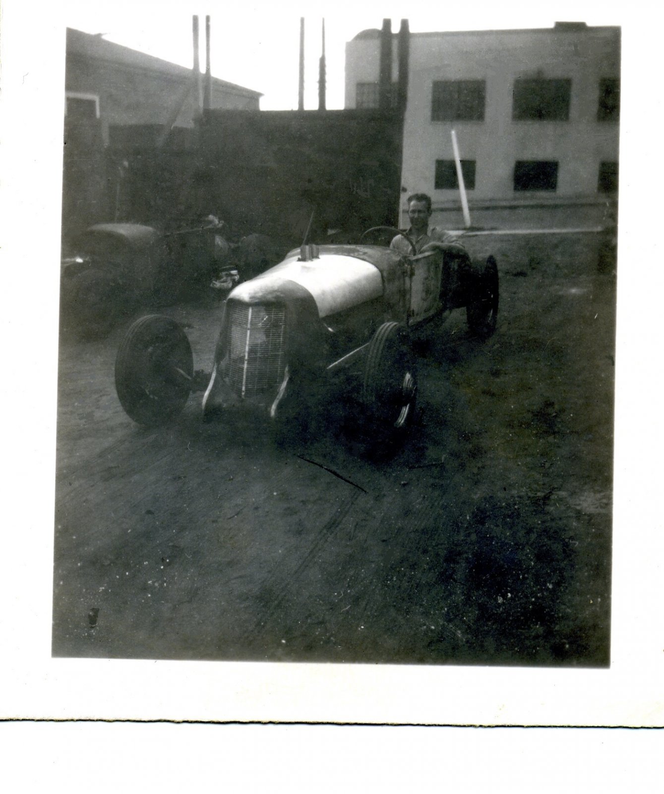 img143 under construction  Bob Fisher at the wheel1948EAEphto.jpg