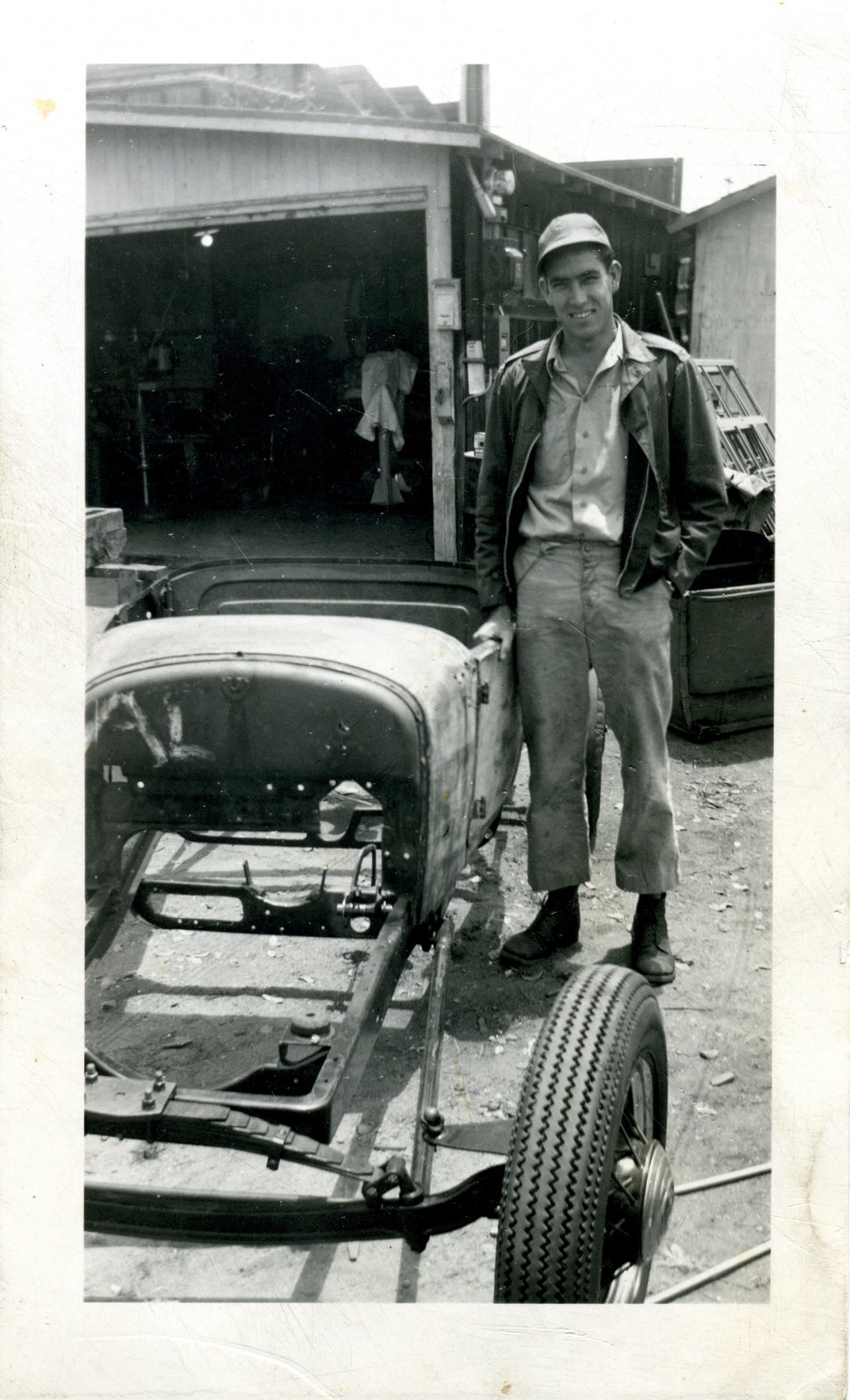 img153 Ed Emerson standing next to his roadster  1948EAEphto.jpg