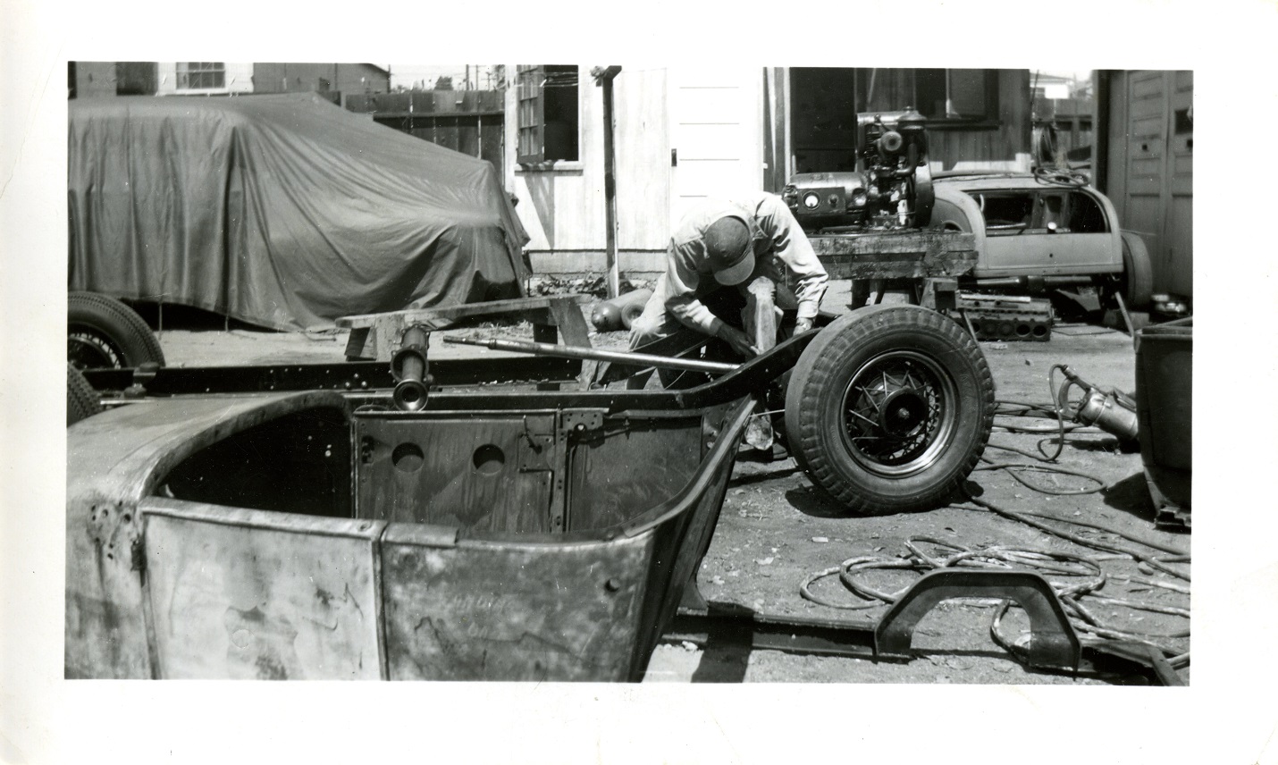 img158 Ed Emerson working on drive shaft of roadster1948EAEphto.jpg