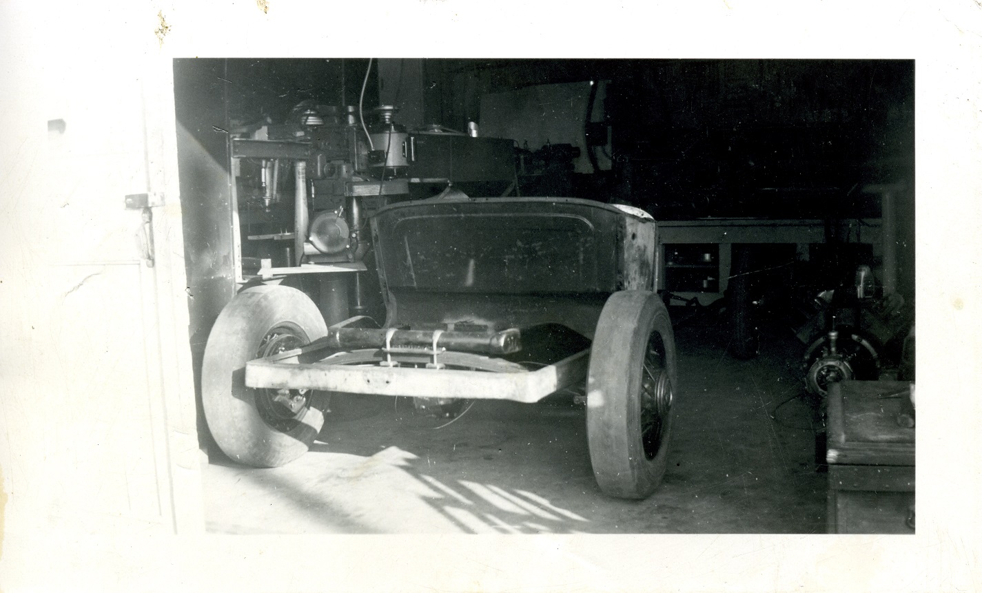 img159 Roadster in Jackson's garage1948EAEphto.jpg