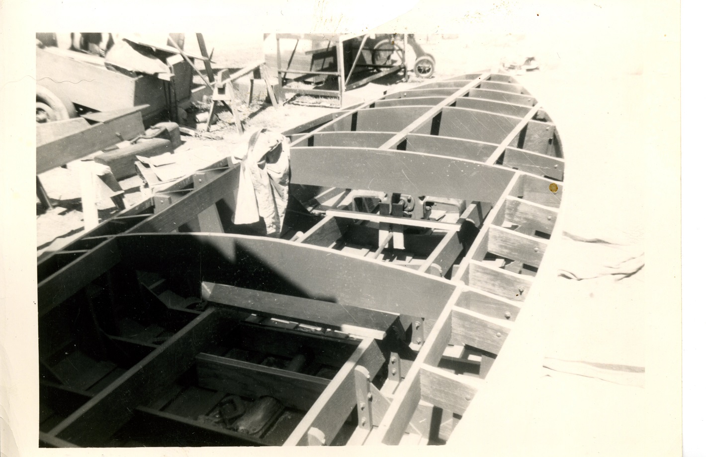 img160 F&J ENG   class E racing boat under construction1948EAEphto.jpg