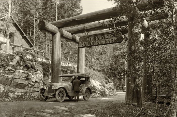 ip755z550_kissel_kar_at_entrance_to_mt_rainier_national_park_1918.jpg