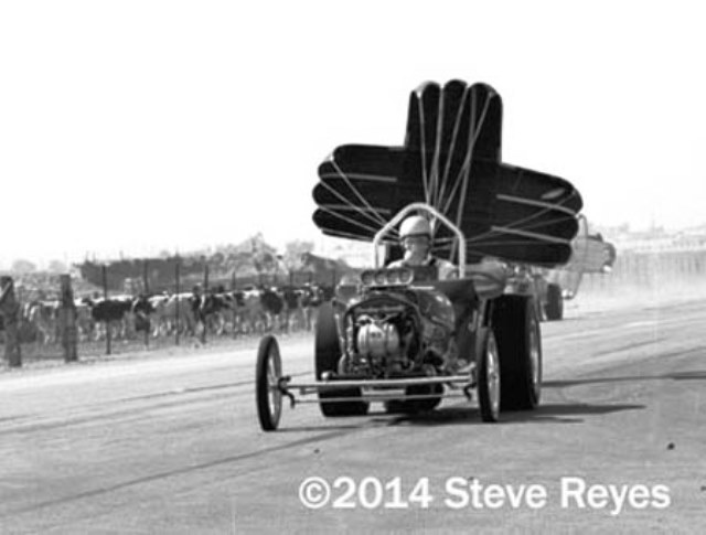 Jewel T @ Salinas Drag Strip with cow spectators  (Steve Reyes photo).jpg