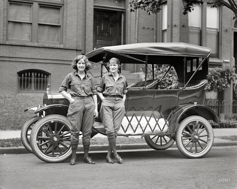 June 13, 1922. Washington, D.C. Viola LaLonde and Elizabeth Van Tuyl.jpg