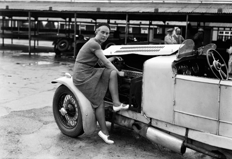 Kitty-Brunell-tunes-up-her-AC-Ace-Sports-engine-1932-740x507.jpg