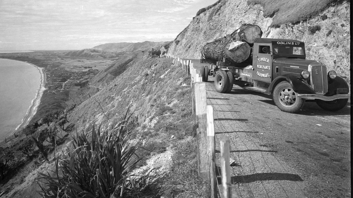 Log truck Paekakariki Hill Rd.jpg