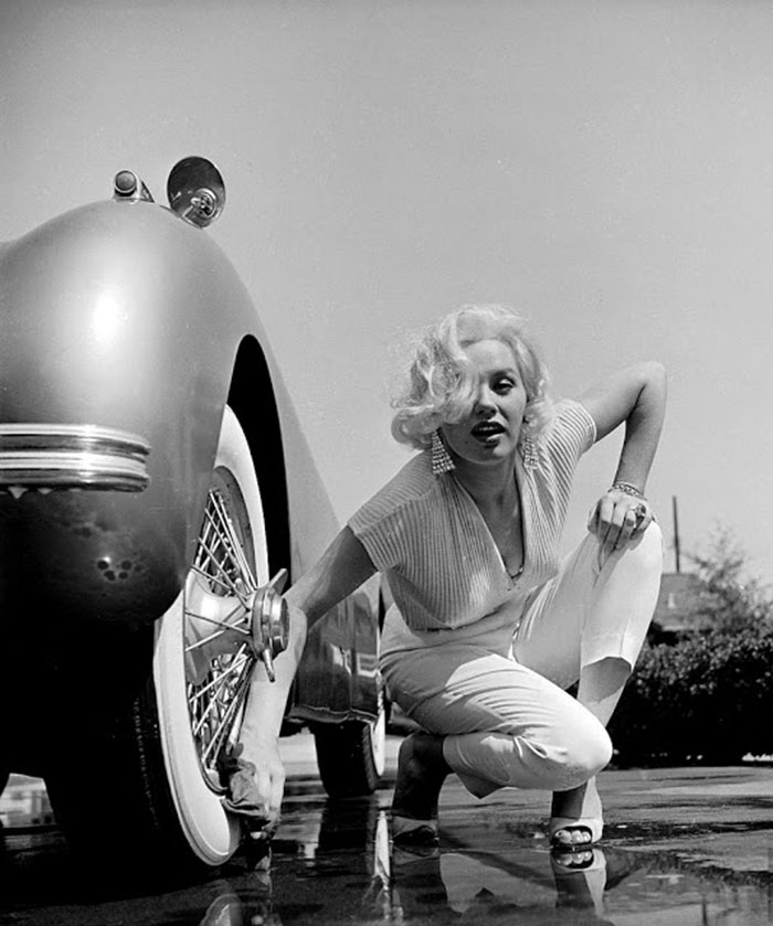 Mamie-van-Doren-washing-her-Jaguar-photo-by-Loomis-Dean-Los-Angeles-1954-900x.jpg