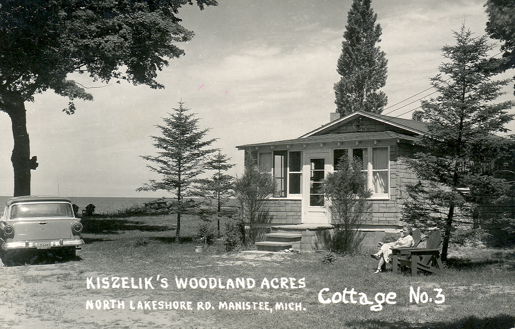 Manistee MI Roadside Kiszelik's Woodside Acres Resort Cottages.jpg