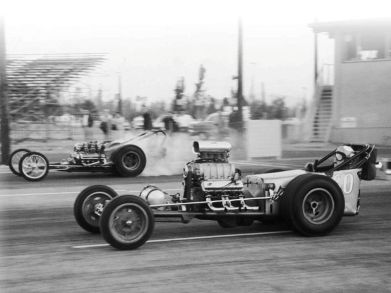 McEwen defeats Ivo in Top Eliminator Final (Fontana - December 1960).jpg