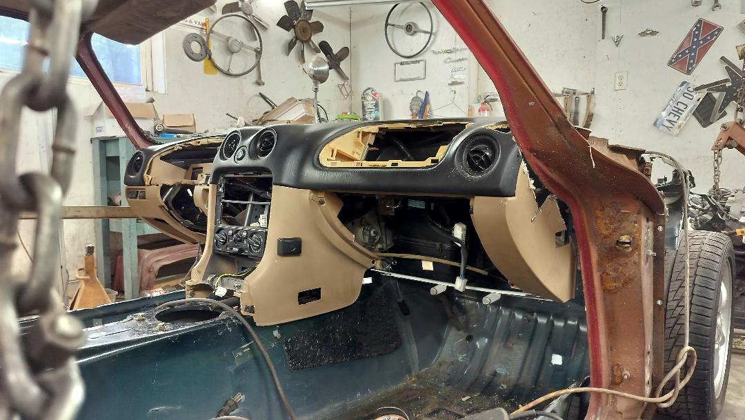 Miata dash bolted to transmission tunnel brackets only but sitting level.jpg