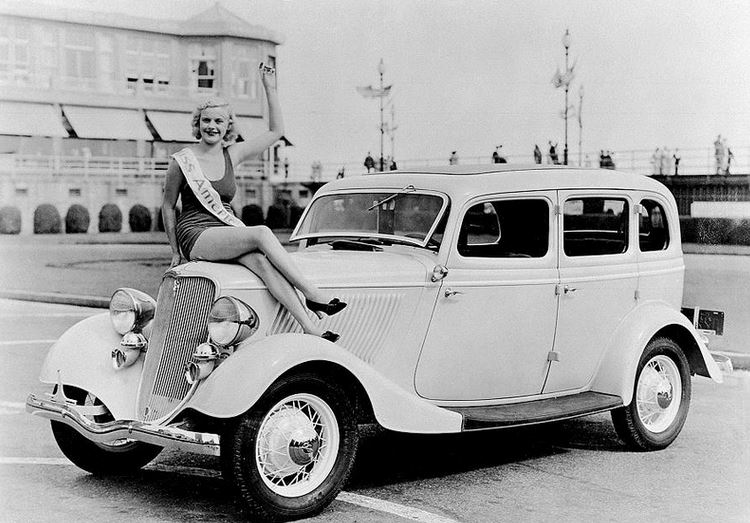 Miss America 1933 Ford Fordor Sedan.JPG