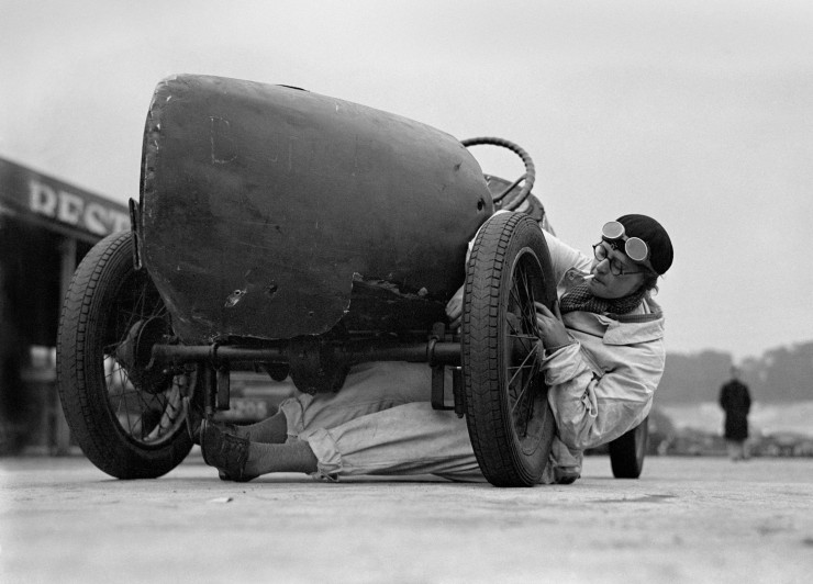 Miss-J-Alwynne-a-motor-mechanic-at-Brooklands-race-course-July-1931.-740x532.jpg