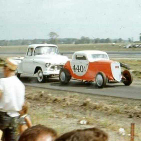 motor monarchs 440 Bob Hellmuth phot.jpg