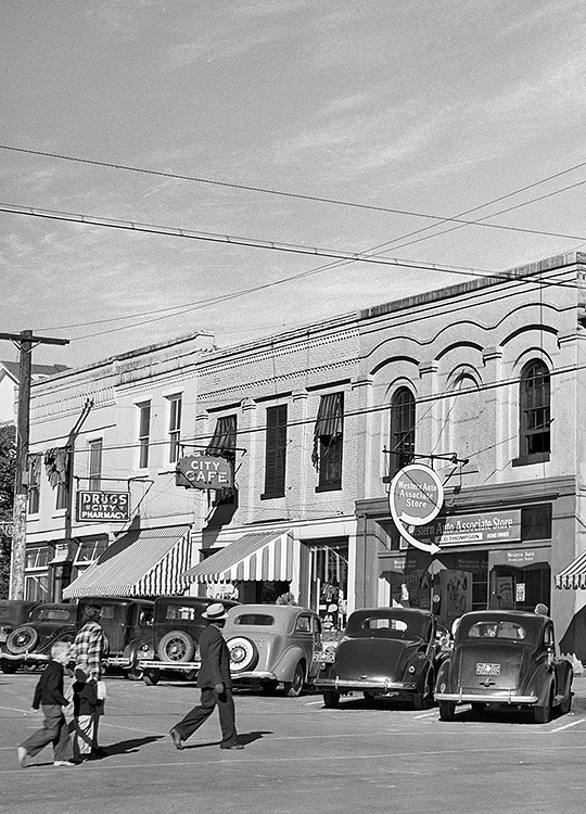 November 1941. View of Greensboro, Greene County, Georgia, on a Saturday afternoon.jpg