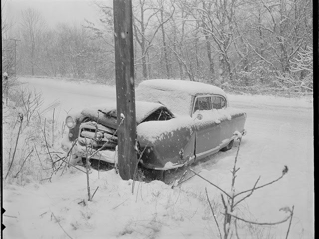 old_photos_of_car_accidents_in_the_1940s_12.jpg.7a5307ed85d0c9cb5b4774a6e9a0e5a4.jpg