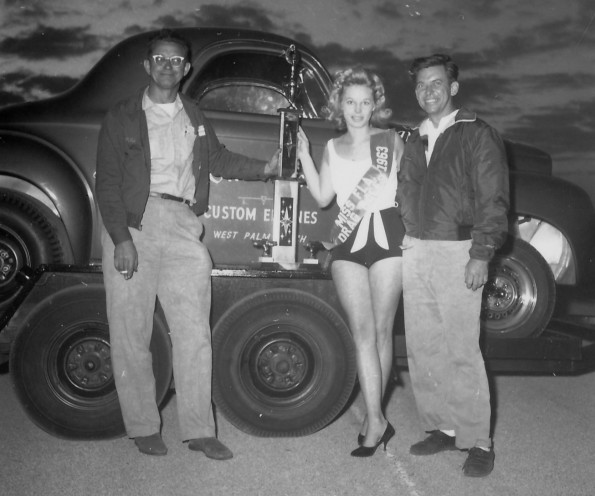 Ollie Olsen (left) and driver Bob Dwyer share trophy for Little Eliminator.jpg