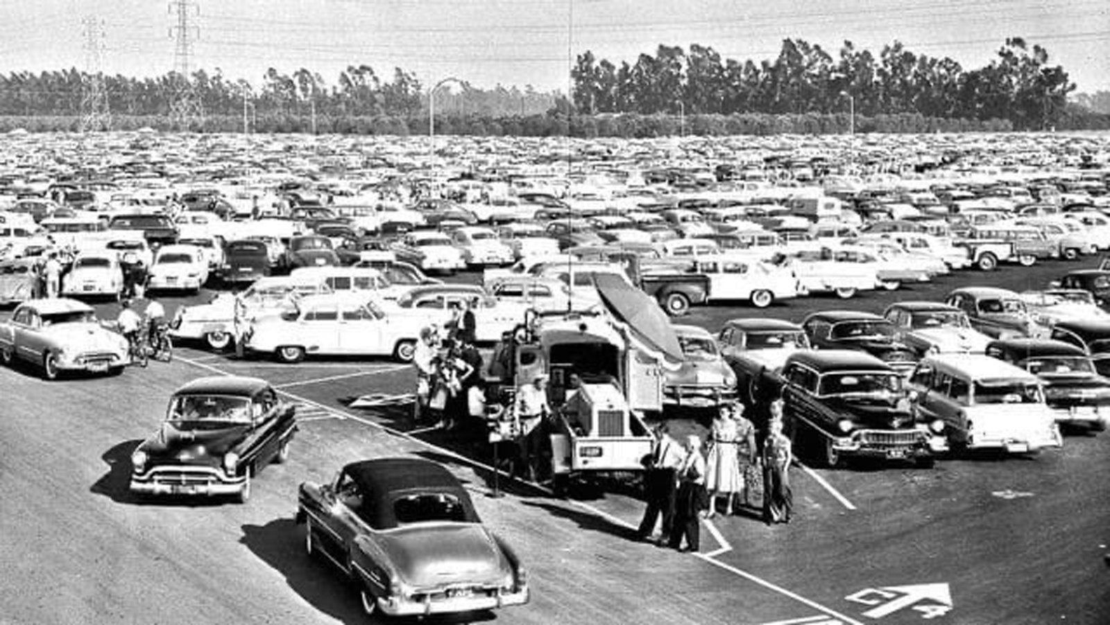 OPENING DAY AT DISNEYLAND - JULY 1955.jpg