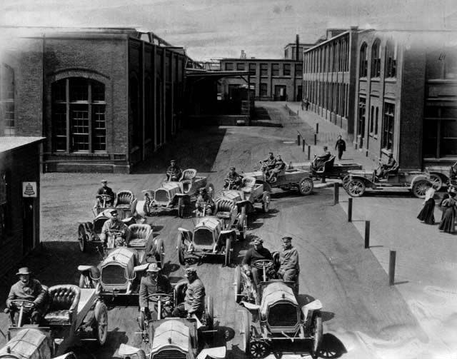 Packard cars road test Packard plant on East Grand Boulevard in Detroit in 1905.jpg