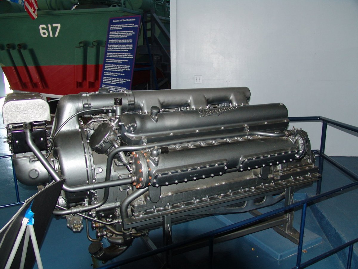 packard_pt_boat_engine_1_by_skoshi8.jpg