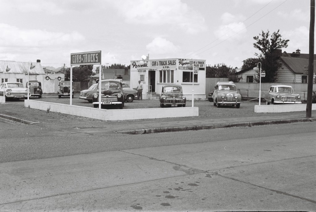 Papanui Car sales cnr Loftus  n Main Nth 1960..jpg