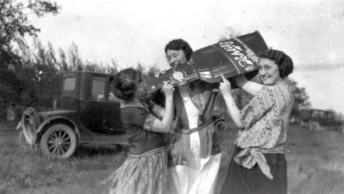 PartyChicks.GIF