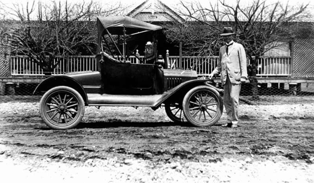 people-with-ford-model-t-34.jpg